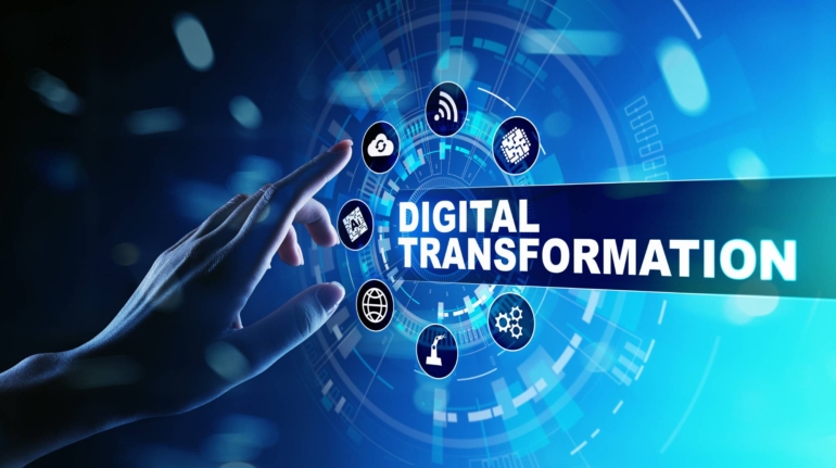 Representa la transformación digital de la forma más clara posible, con un cartel que dice transformación digital (en inglés) y una imagen de fondo