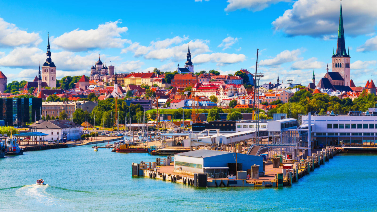 Aparece una foto bonita de la ciudad europea de Tallín vista desde el muelle.