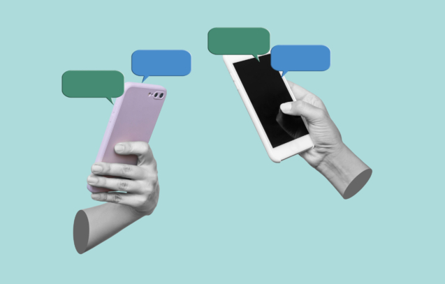 Salen dos móviles que parece que chatean entre ellos. En este contexto alude a la transformación digital y la digitalización.