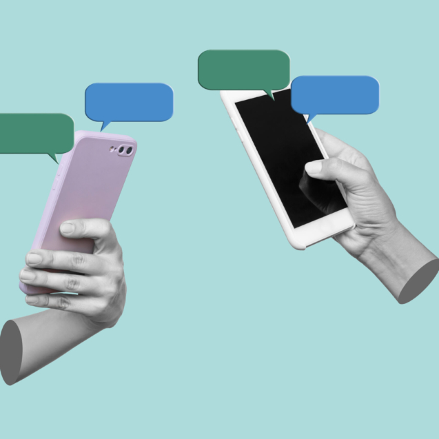 Salen dos móviles que parece que chatean entre ellos. En este contexto alude a la transformación digital y la digitalización.