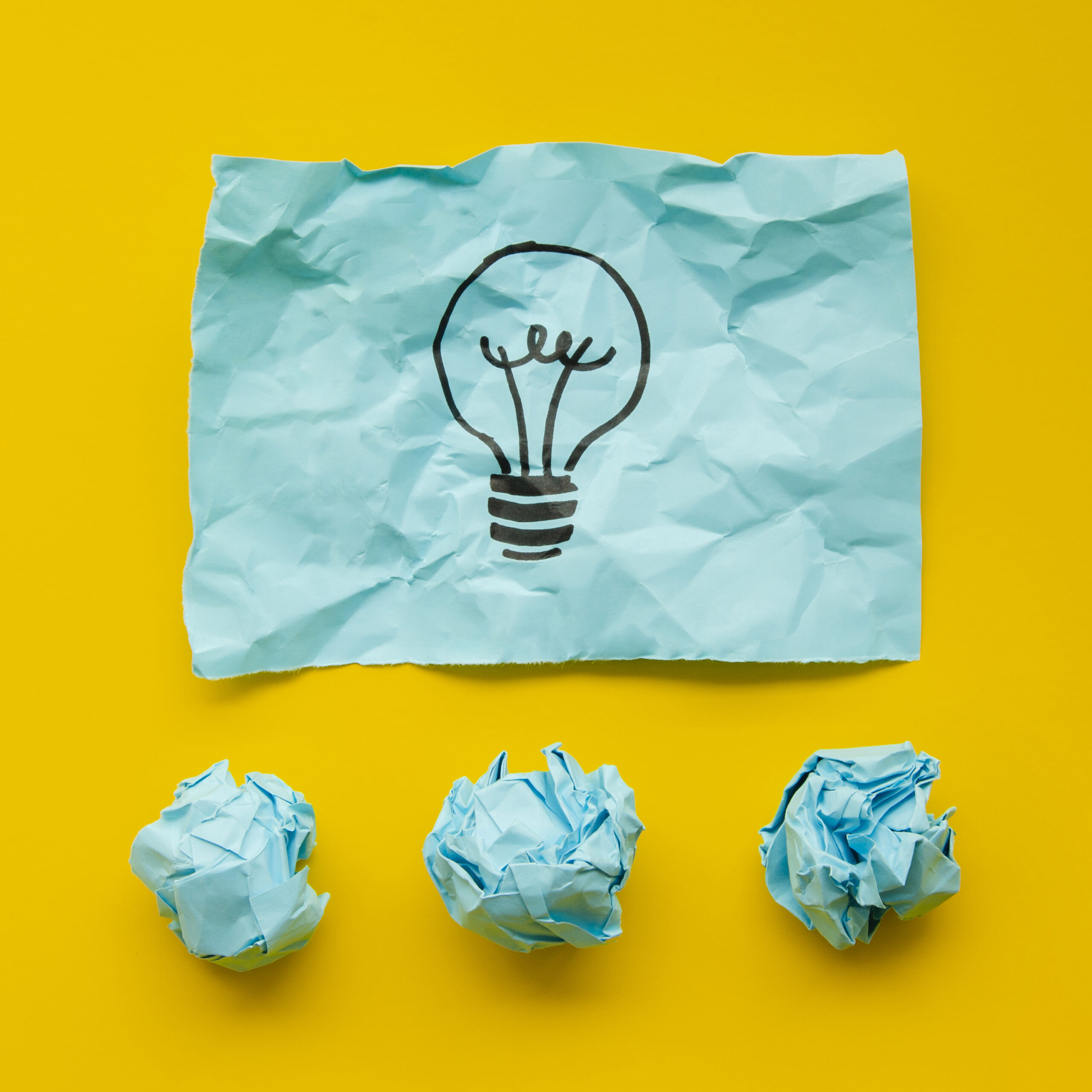 papel-azul-arrugado-bombilla-marcador